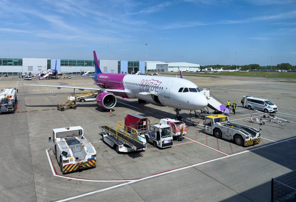 Lietadlo Airbus A321neo spoločnosti Wizz Air odbavované na stojisku londýnskeho letiska Luton