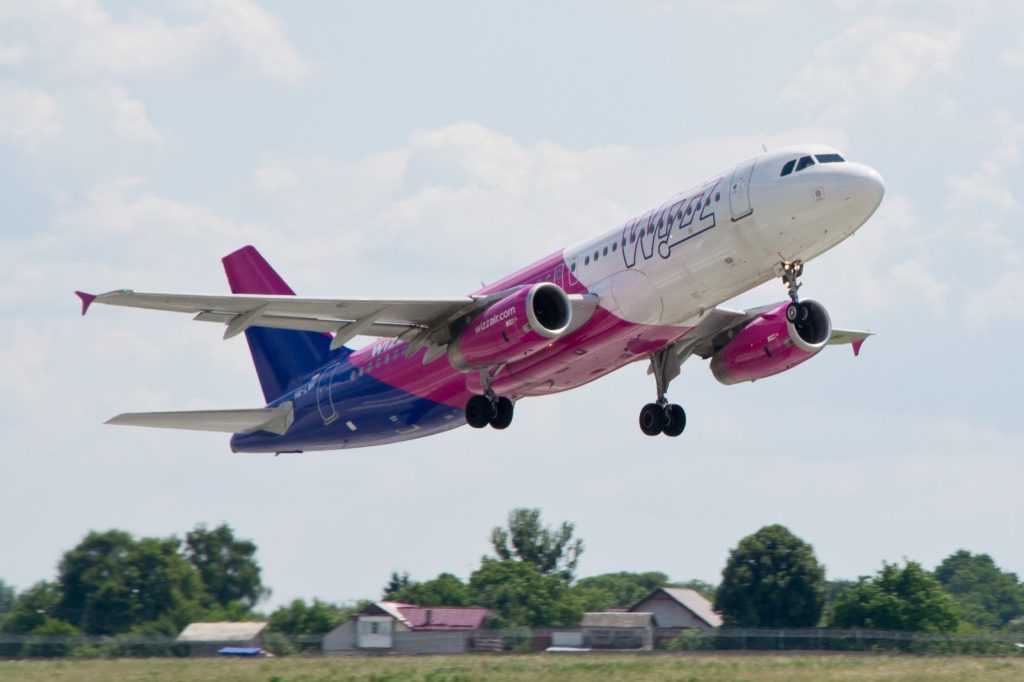 Lietadlo Airbus spoločnosti Wizz Air v novom purpurovom nátere stúpa po vzlete